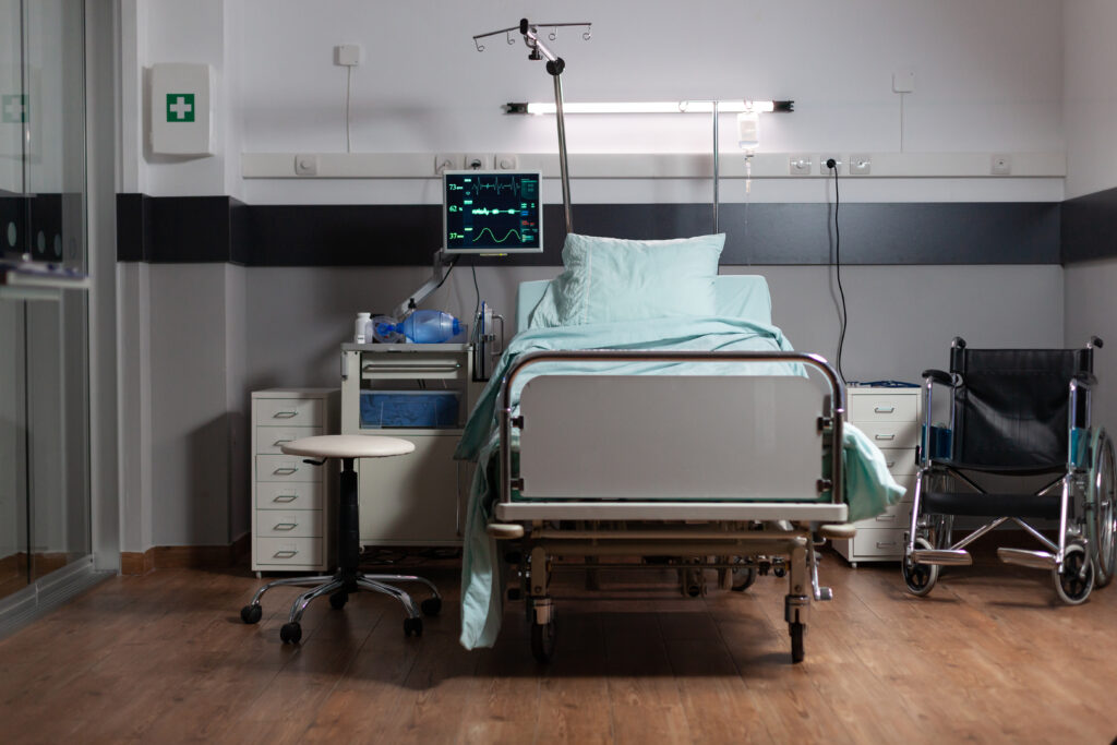 Empty hospital room with no one in in it